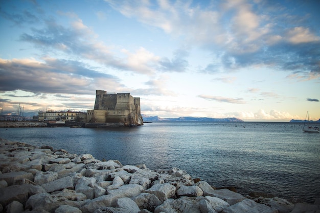 Castel dell'Ovo (Egg Castle) uma fortaleza medieval na baía de Nápoles, Itália