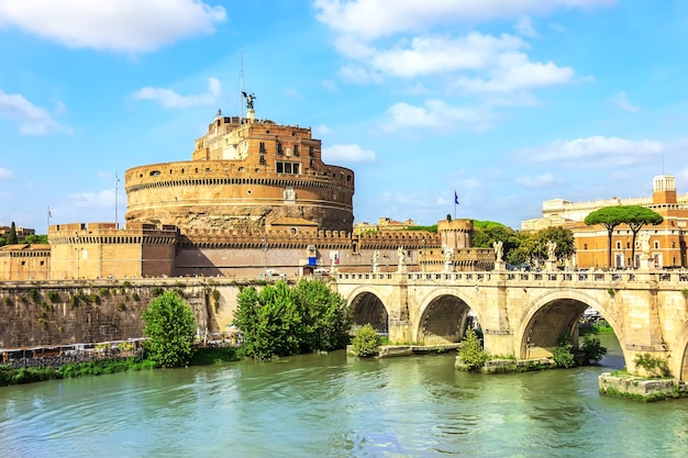 Castel Sant'Angelo e Ponte Sant'Angelo, Roma, Itália.