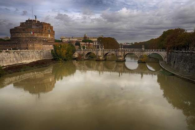 Castel Sant'Angelo y el puente de Sant'Angelo durante un día soleado en Roma