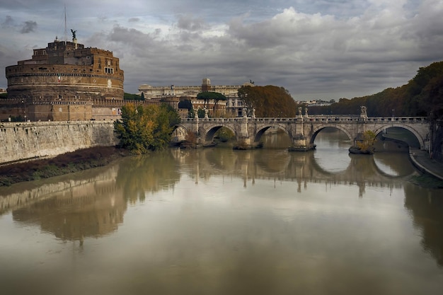 Castel Sant'Angelo y el puente de Sant'Angelo durante un día soleado en Roma