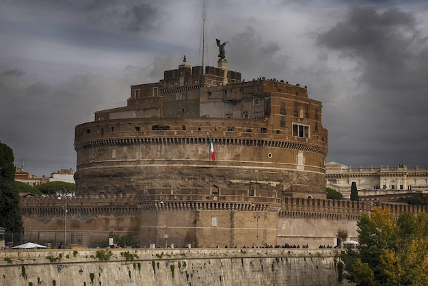 Castel Sant'Angelo und die Sant'Angelo-Brücke an sonnigen Tagen in Rom