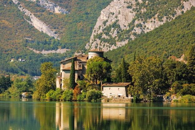 Foto castel toblino perto do lago toblino