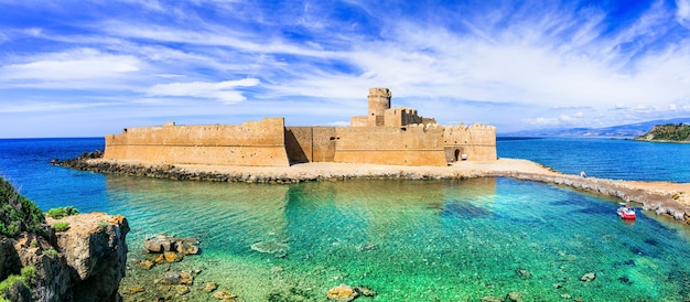 Le Castella. Isola di Capo Rizzuto - hermoso castillo medieval en el mar. Calabria, Italia