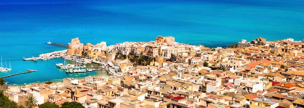 Castellammare del golfo, bela cidade costeira na sicília, itália