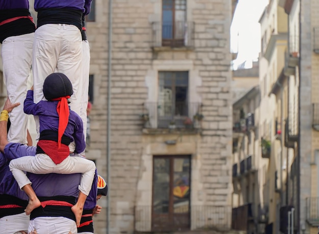 Castellers em um festival da Catalunha Pirâmide de pessoas no show de Girona