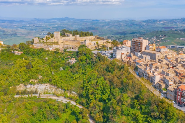 Castello di Lombardia Lombardia Castle vista aérea em Enna, Sicília, Itália.