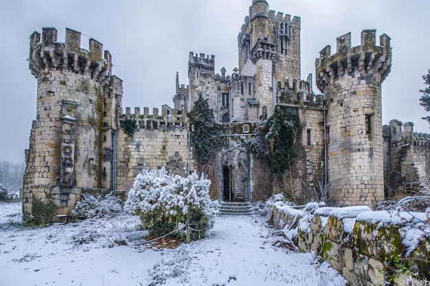 Castelo abandonado no inverno Edifício medieval antigo Fantasia Ruínas do antigo castelo Espaço de cópia