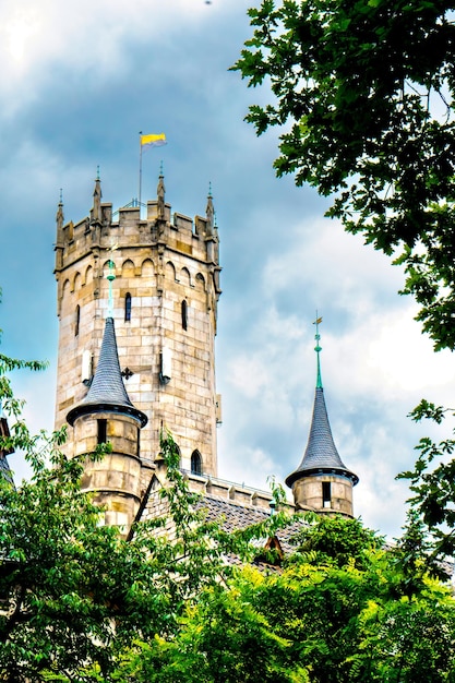 Castelo alemão Marienburg cercado pela vegetação da floresta não muito longe de Hanôver Castelo romântico medieval