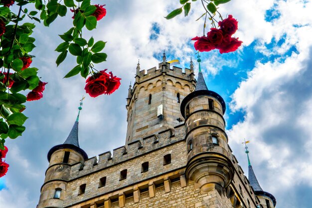 Castelo alemão Marienburg cercado pela vegetação da floresta não muito longe de Hanôver Castelo romântico medieval