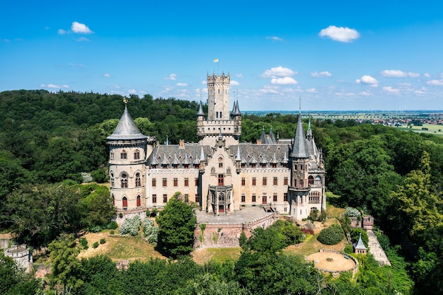 Castelo alemão Marienburg imerso na vegetação da floresta não muito longe de Hannover Vista aérea de um romântico castelo medieval