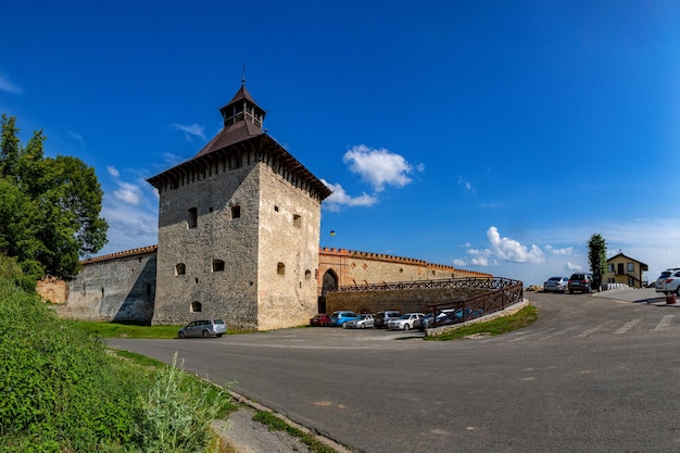 Foto castelo antigo no marco arquitetônico de medzhibozh da ucrânia