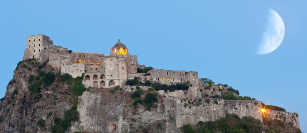 Castelo Aragonês na ilha de Ischia por noite