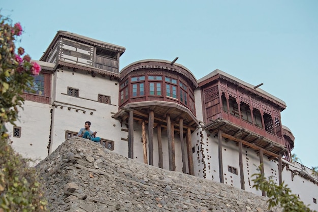 Foto castelo baltit em karimabad com paisagem montanhosa no paquistão