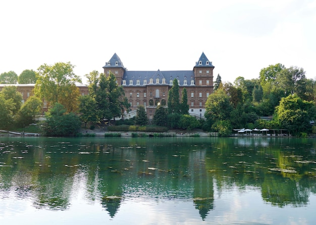 Castelo barroco castello del valentino visto do rio pó em torino, itália