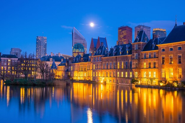 Foto castelo binnenhof parlamento holandês paisagem urbana do centro da cidade de haia, na holanda