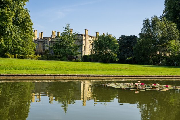 Castelo cercado por um jardim com um lago