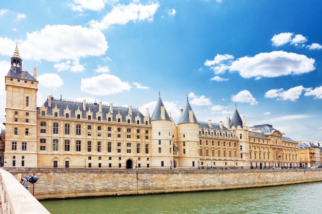 Castelo Conciergerie e ponte, Paris, França.