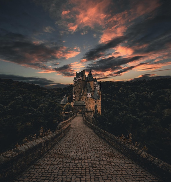 Foto castelo contra o céu nublado durante o pôr-do-sol