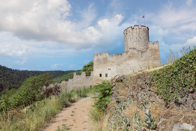 Castelo contra o pano de fundo de vinhedos na cidade de Kaysersberg