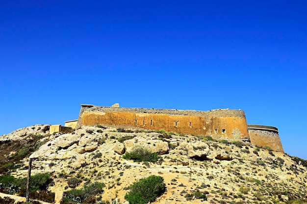 Castelo costeiro ou bateria de san felipe em los escullos de nijar almeria
