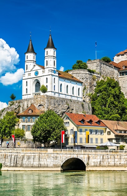 Castelo de Aarburg e igreja acima do rio Aare, na Suíça