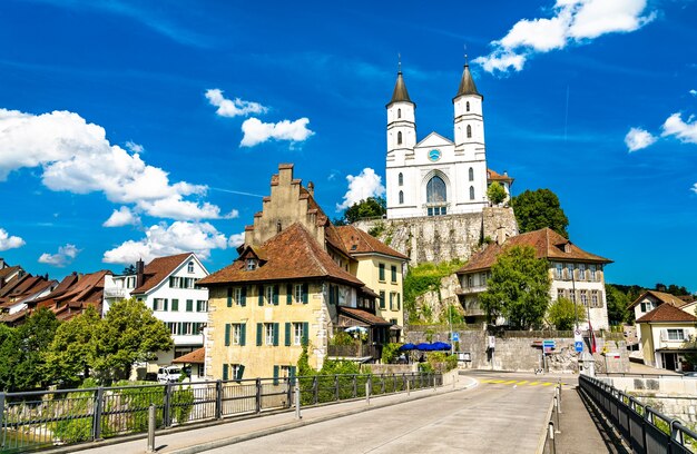 Castelo de Aarburg e igreja na Suíça