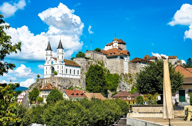 Castelo de Aarburg e igreja no cantão de Aargau, Suíça