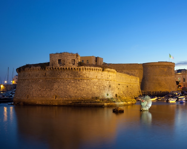 Castelo de Angevin de Gallipoli à noite