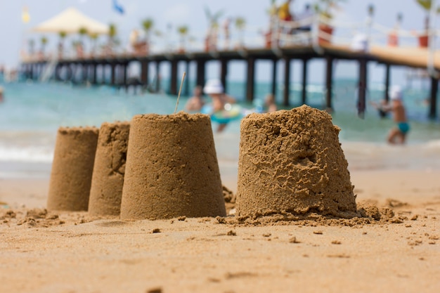 Castelo de areia na praia à beira-mar