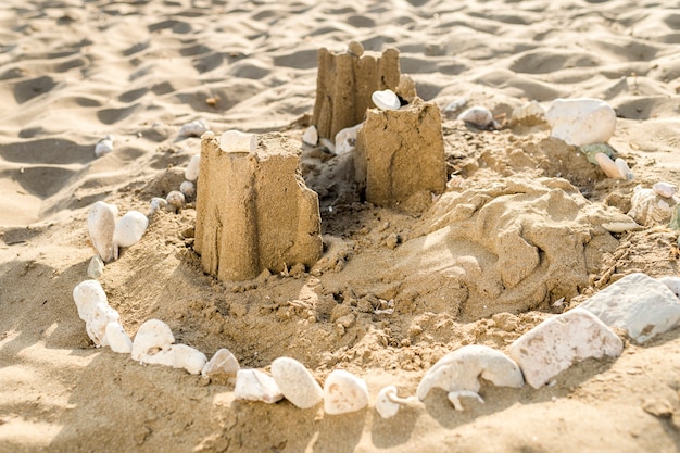 Castelo de areia na praia do oceano