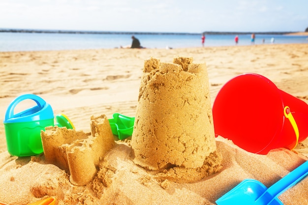 Castelo de areia na praia ensolarada de verão