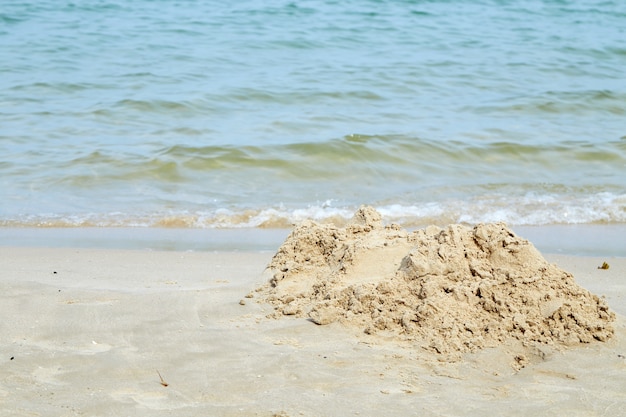 Foto castelo de areia na praia