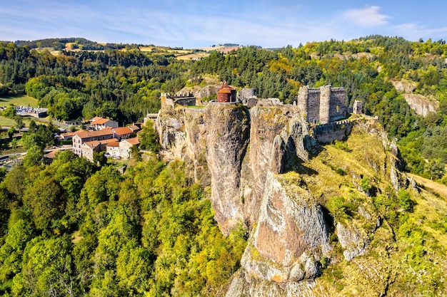 Castelo de arlempdes em um meandro do loire frança