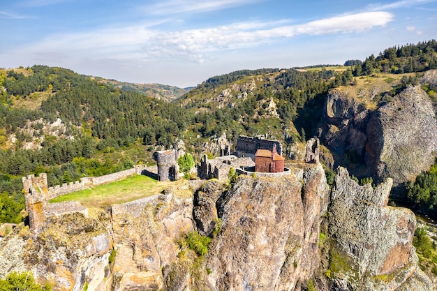 Castelo de arlempdes sobre uma rocha de basalto num meandro do rio loire hauteloire frança