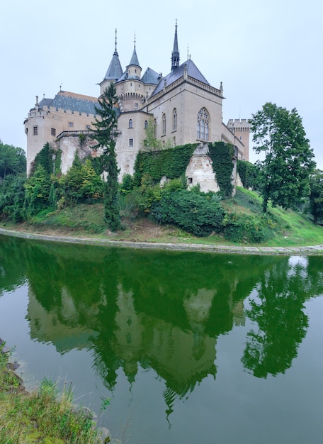 Castelo de bojnice (eslováquia). verão. construída no século 12, reconstruída em 1889-1910