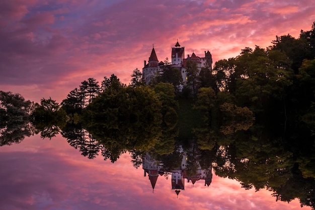 Foto castelo de bran ao pôr do sol o famoso castelo do drácula na transilvânia romênia