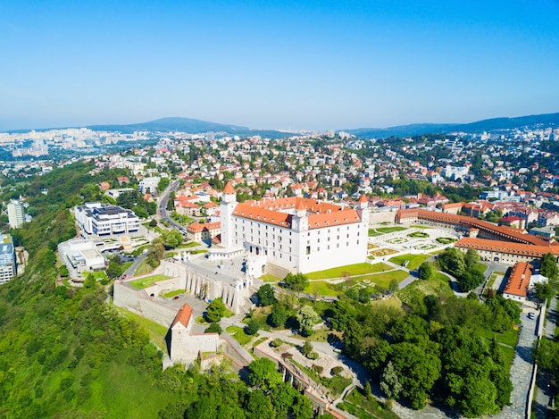 Castelo de bratislava ou vista panorâmica aérea de bratislavsky hrad. o castelo de bratislava é o principal castelo da capital de bratislava da eslováquia.