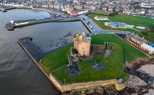 Castelo de Brotie nas margens do rio Tay em Brotie Ferry Dundee Escócia Vista de cima