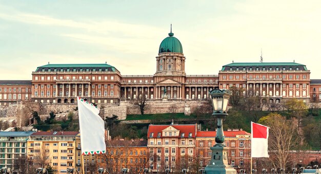 Castelo de buda ao pôr do sol em budapeste | Foto Premium