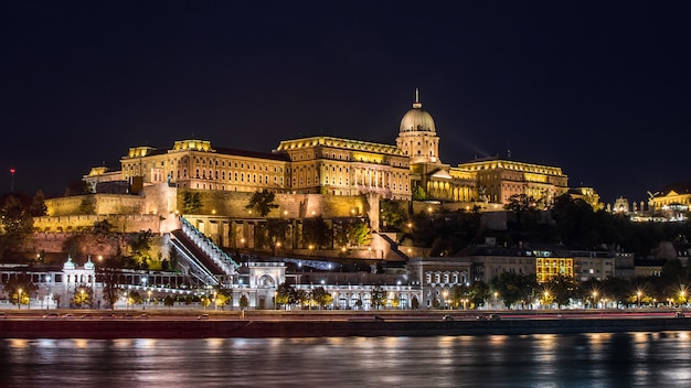 Castelo de buda, visto do rio danúbio, em budapeste, hungria