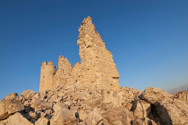 Castelo de Caudila em um campo ensolarado ao pôr do solToledo Espanha