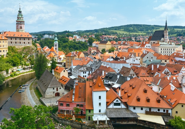 Castelo de Cesky Krumlov (à esquerda, data de 1240) e vista panorâmica da cidade (República Tcheca)