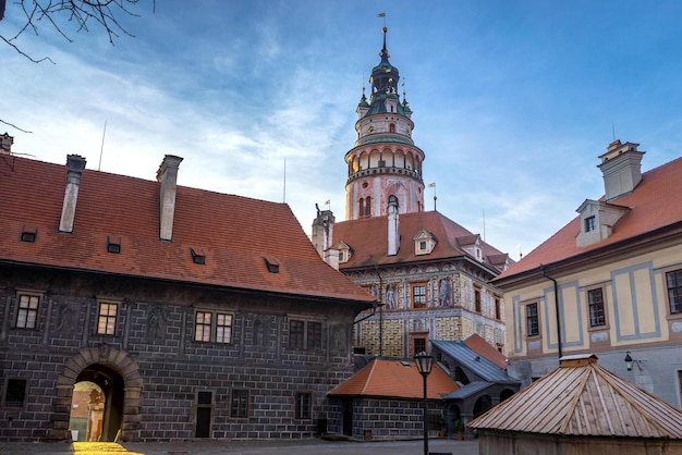 Castelo de Cesky krumlov contra o céu