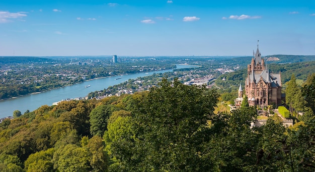 Castelo de drachenburg nas colinas de bonn na alemanha no verão. ideal para layouts de sites e revistas