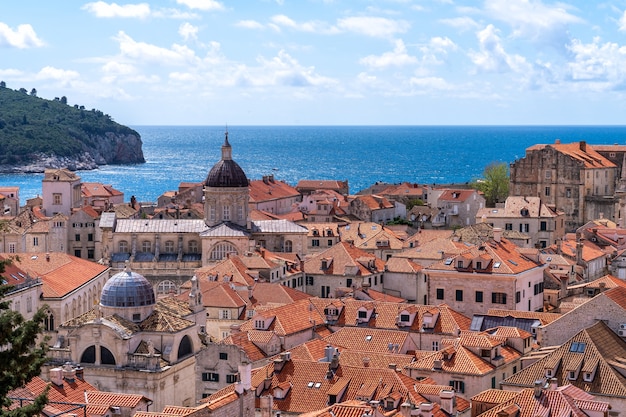 Castelo de Dubrovnik rodeado pelo mar Adriático na Croácia com céu claro