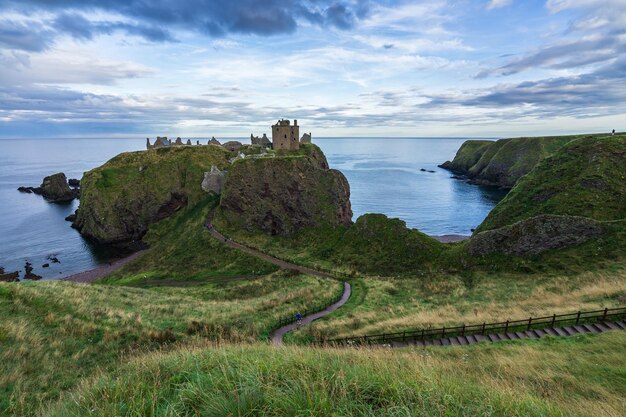 Foto castelo de dunnottar pelo mar no penhasco