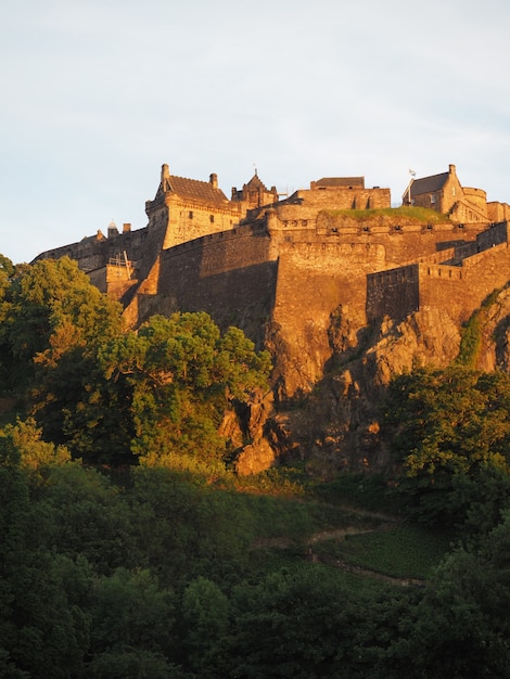 Foto castelo de edimburgo ao pôr do sol