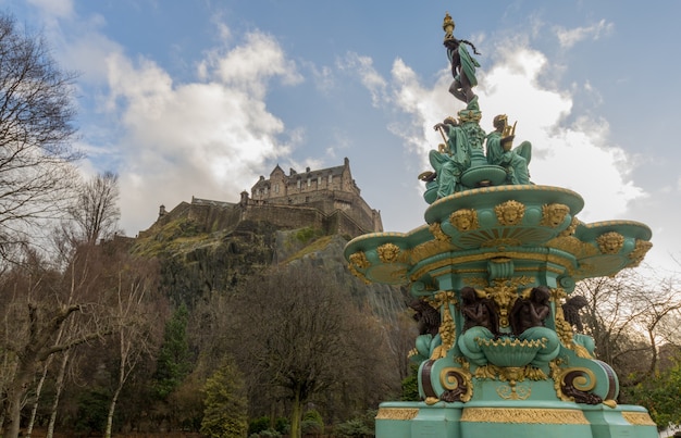 Foto castelo de edimburgo da fonte ross nos jardins da princes street em edimburgo, escócia