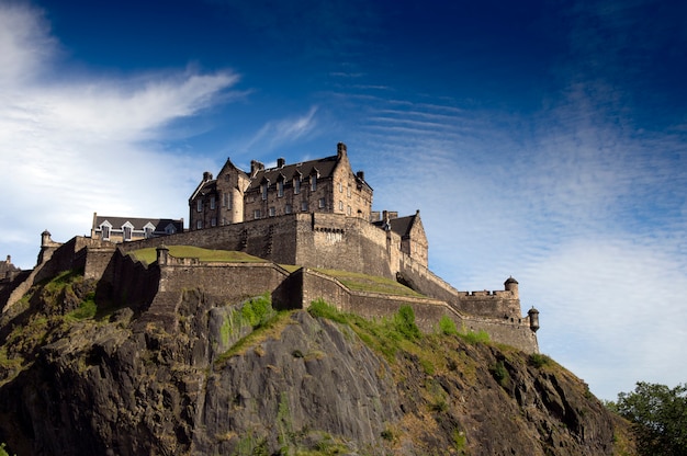 Foto castelo de edimburgo em dia de sol