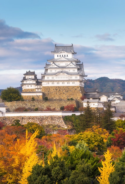 Castelo de himeji com temporada de outono